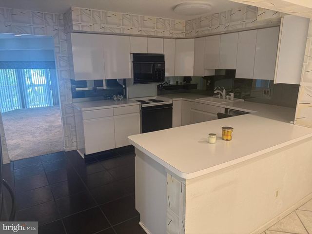 203 SUNSHINE LAKES DR, Voorhees, NJ 08043