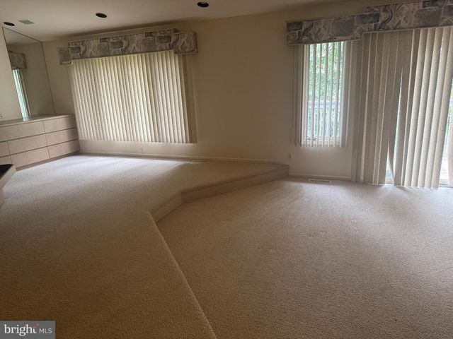 203 SUNSHINE LAKES DR, Voorhees, NJ 08043