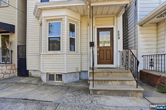 209 Hamilton Street, Harrison, NJ 07029
