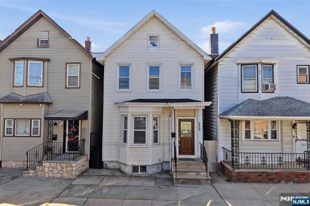 209 Hamilton Street, Harrison, NJ 07029