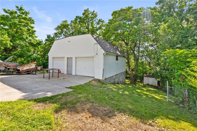 406 S Vassar Avenue, Sugar Creek, MO 64054