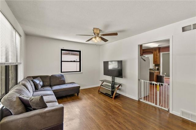 406 S Vassar Avenue, Sugar Creek, MO 64054