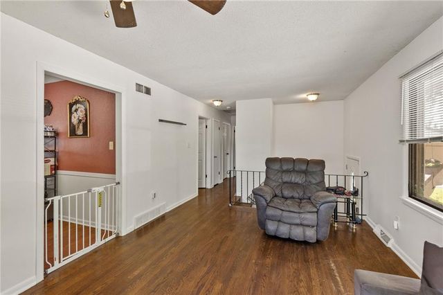 406 S Vassar Avenue, Sugar Creek, MO 64054