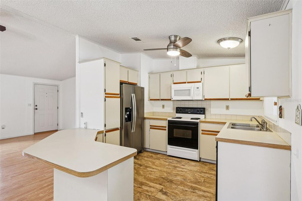 Image 11 of property listing at 1024 HILLTOP ROAD, Tavares, FL 32778