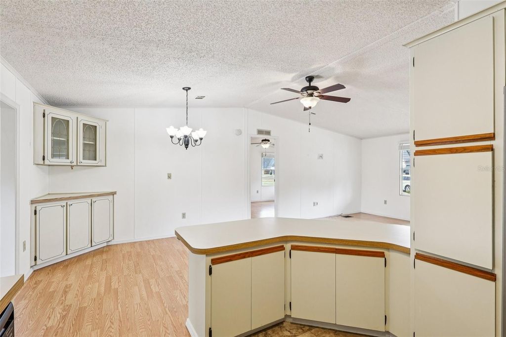 Image 13 of property listing at 1024 HILLTOP ROAD, Tavares, FL 32778