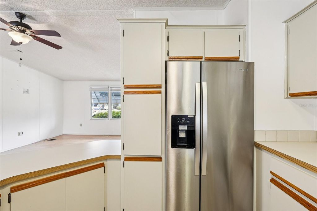 Image 14 of property listing at 1024 HILLTOP ROAD, Tavares, FL 32778