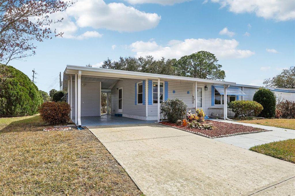 Image 3 of property listing at 1024 HILLTOP ROAD, Tavares, FL 32778
