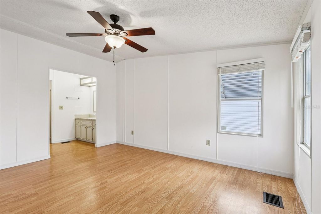 Image 22 of property listing at 1024 HILLTOP ROAD, Tavares, FL 32778