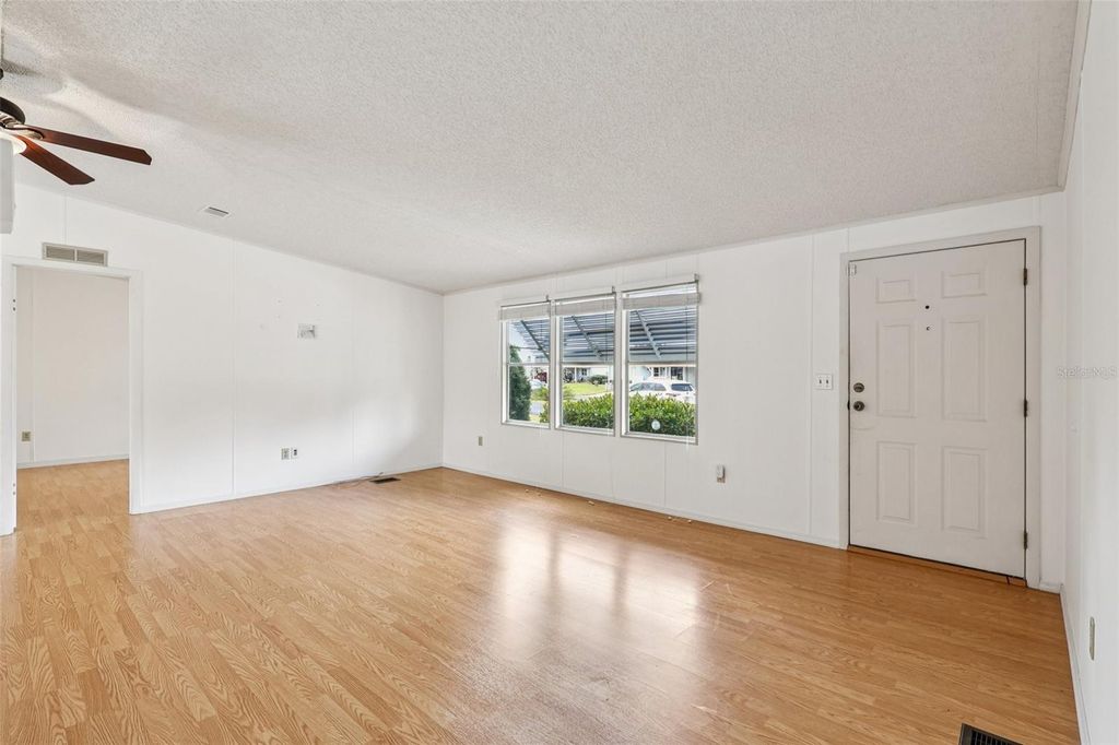 Image 4 of property listing at 1024 HILLTOP ROAD, Tavares, FL 32778