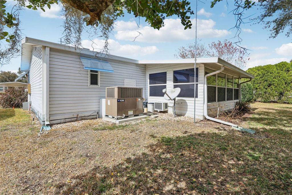 Image 35 of property listing at 1024 HILLTOP ROAD, Tavares, FL 32778