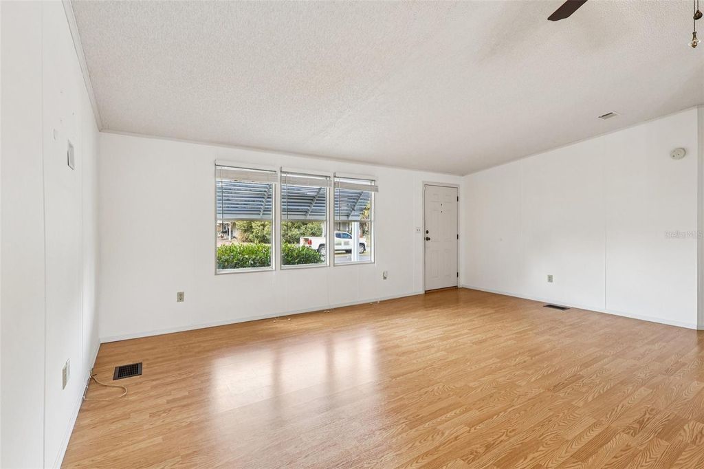 Image 5 of property listing at 1024 HILLTOP ROAD, Tavares, FL 32778