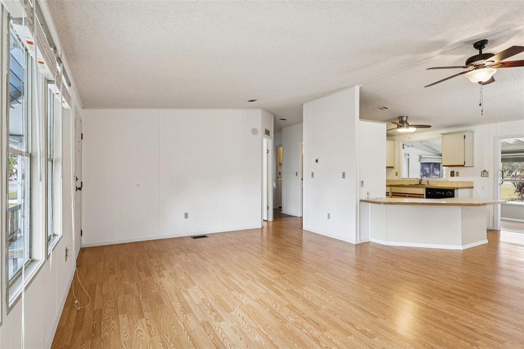 Image 6 of property listing at 1024 HILLTOP ROAD, Tavares, FL 32778