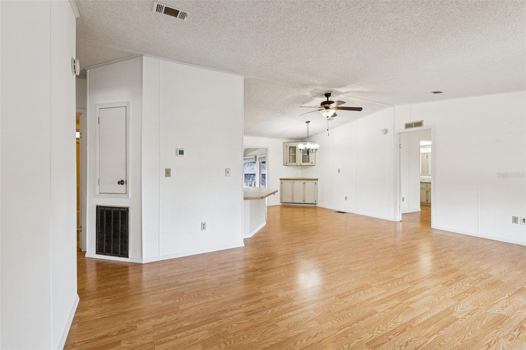 Image 8 of property listing at 1024 HILLTOP ROAD, Tavares, FL 32778