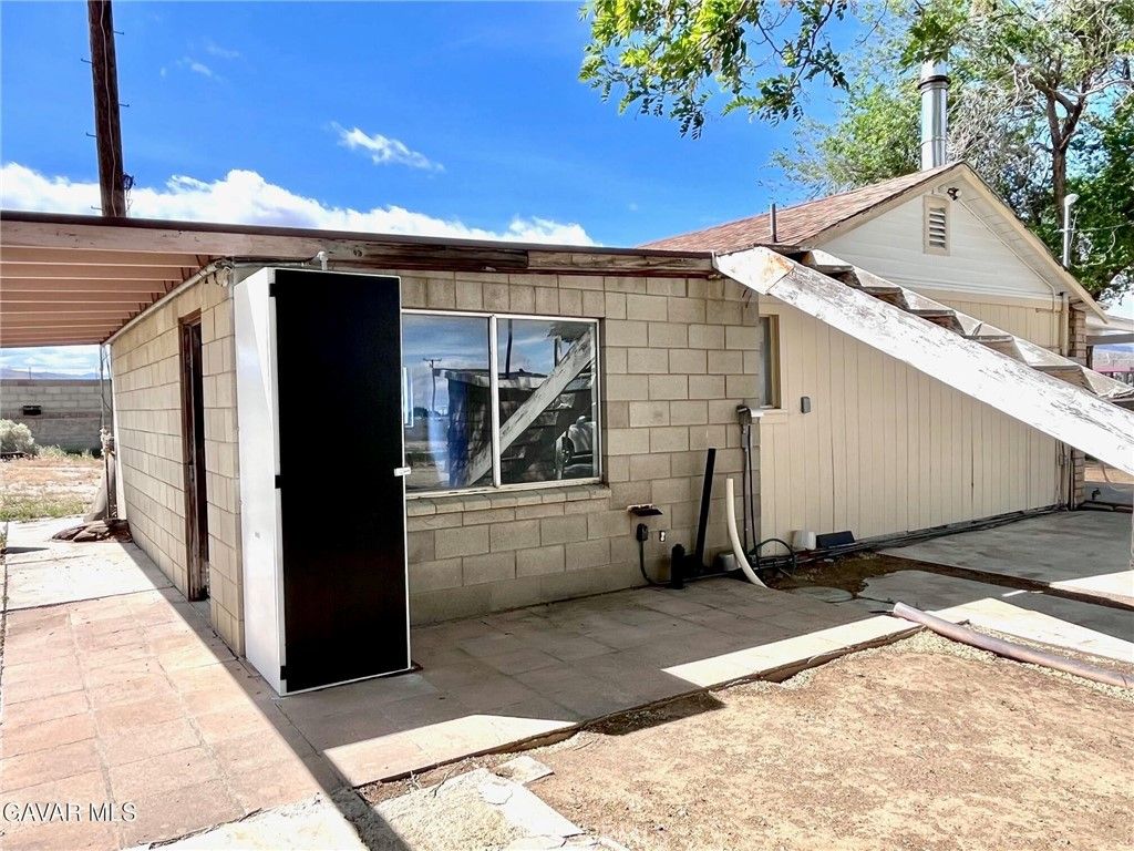Image 12 of property listing at 38960 12th Street E, Palmdale, CA 93550