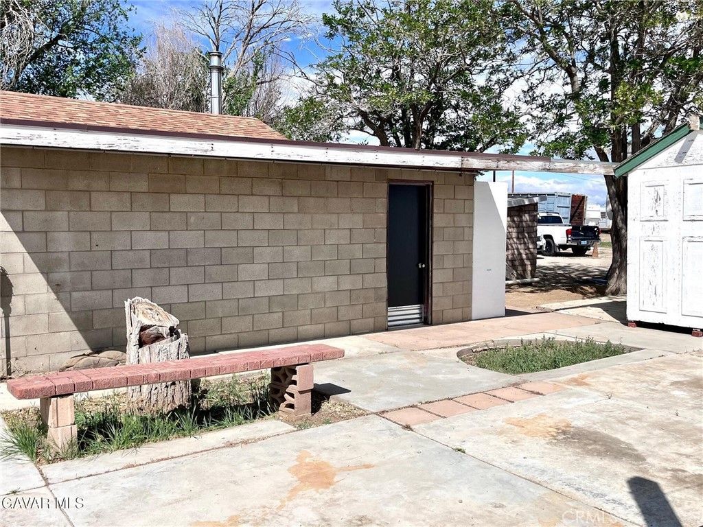 Image 14 of property listing at 38960 12th Street E, Palmdale, CA 93550