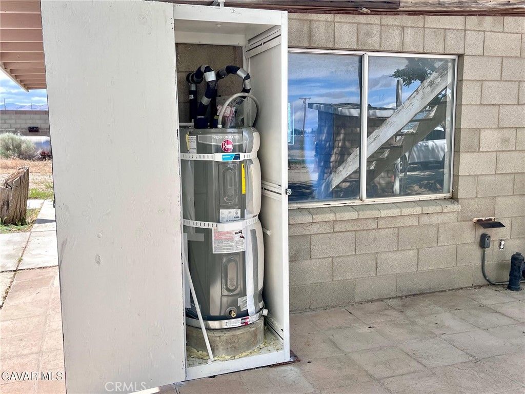 Image 17 of property listing at 38960 12th Street E, Palmdale, CA 93550