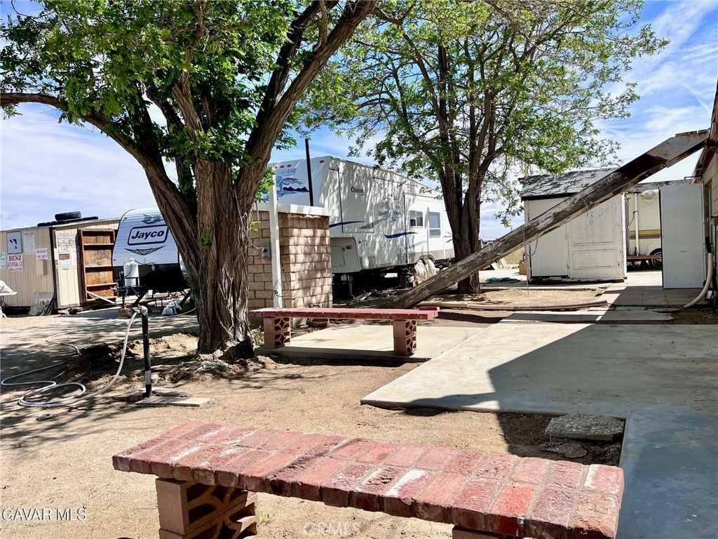 Image 18 of property listing at 38960 12th Street E, Palmdale, CA 93550