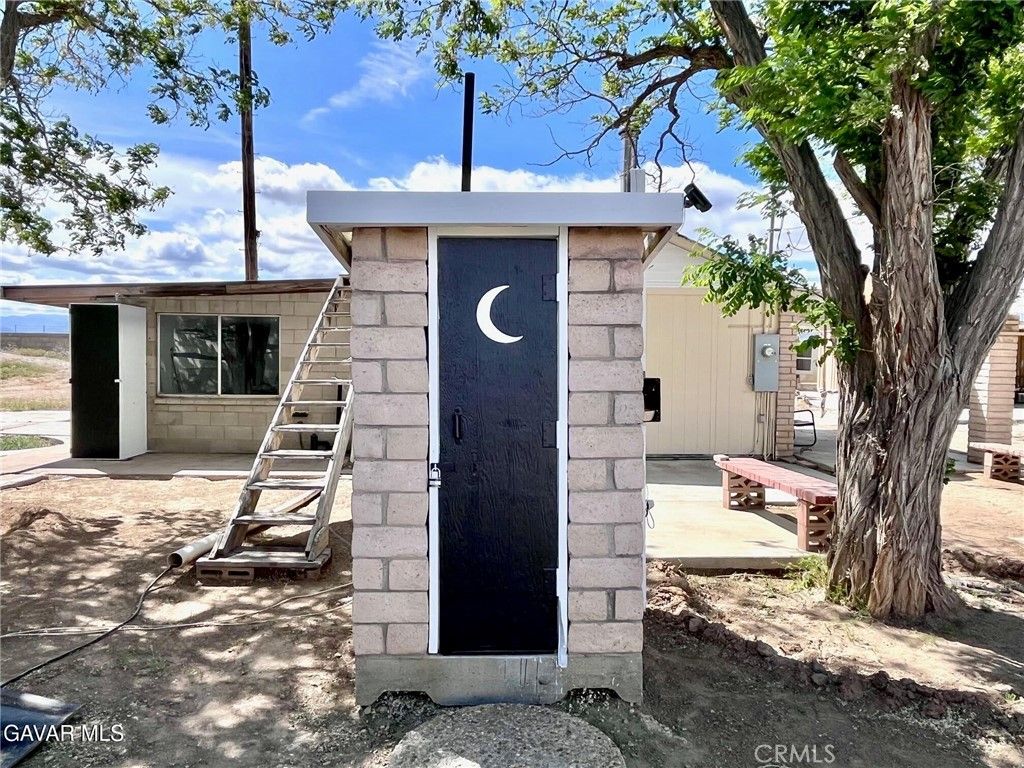 Image 19 of property listing at 38960 12th Street E, Palmdale, CA 93550