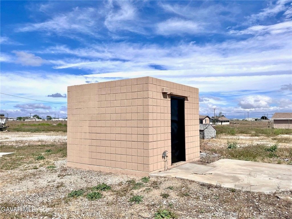 Image 20 of property listing at 38960 12th Street E, Palmdale, CA 93550