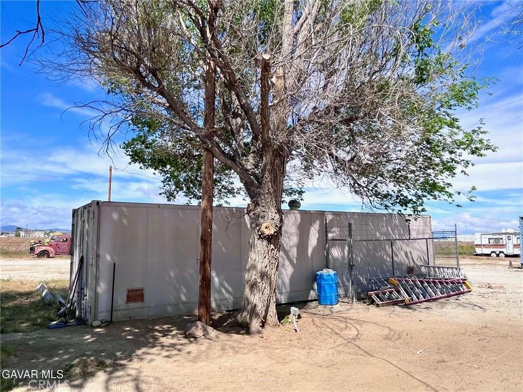 Image 21 of property listing at 38960 12th Street E, Palmdale, CA 93550