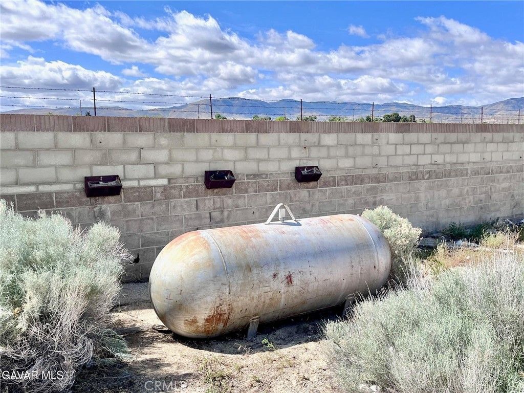 Image 25 of property listing at 38960 12th Street E, Palmdale, CA 93550