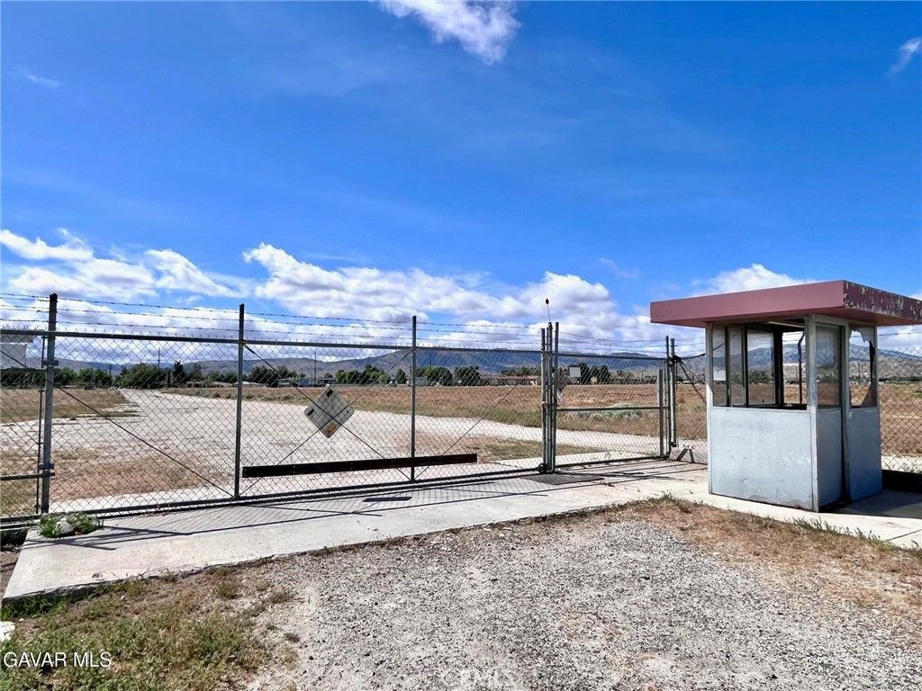 Image 26 of property listing at 38960 12th Street E, Palmdale, CA 93550