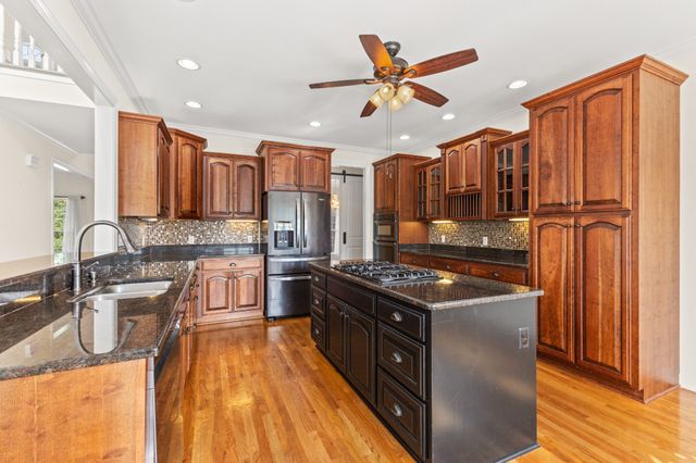 511 Country Club Dr, Dickson, TN 37055