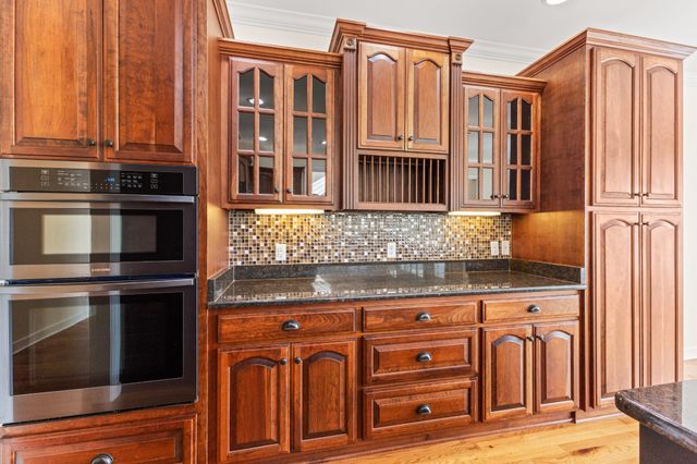 511 Country Club Dr, Dickson, TN 37055