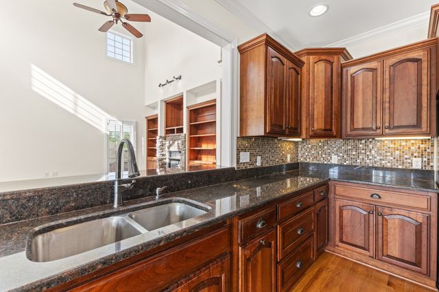 511 Country Club Dr, Dickson, TN 37055