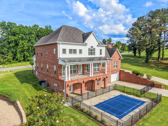 511 Country Club Dr, Dickson, TN 37055
