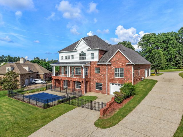 511 Country Club Dr, Dickson, TN 37055