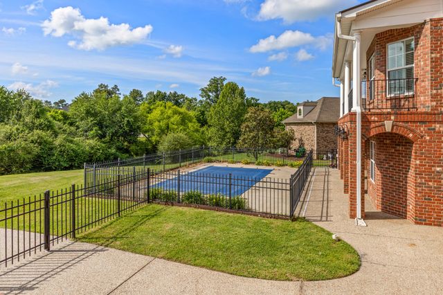 511 Country Club Dr, Dickson, TN 37055