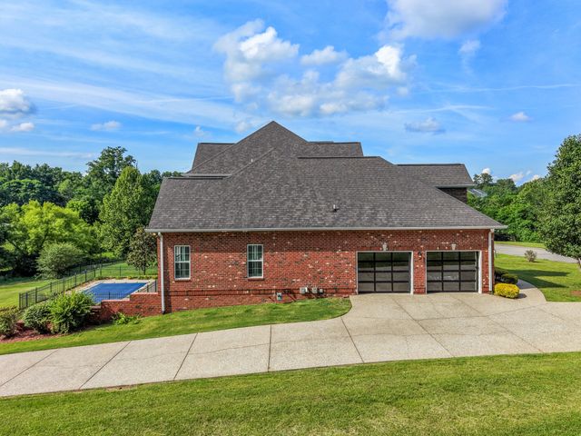 511 Country Club Dr, Dickson, TN 37055