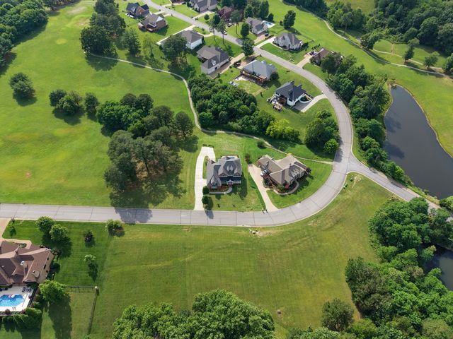 511 Country Club Dr, Dickson, TN 37055