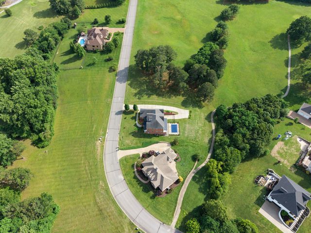 511 Country Club Dr, Dickson, TN 37055
