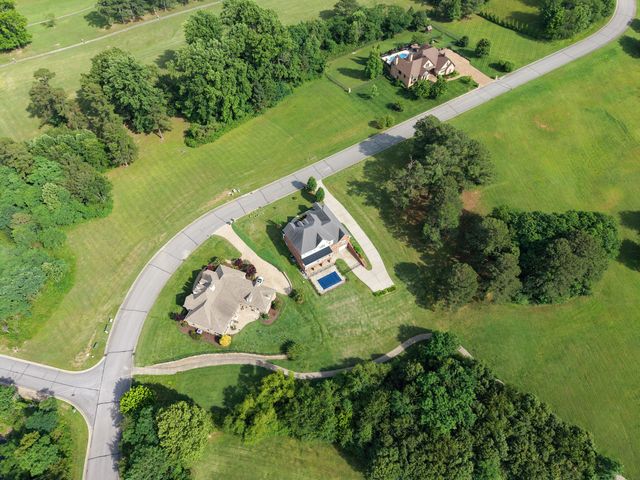 511 Country Club Dr, Dickson, TN 37055