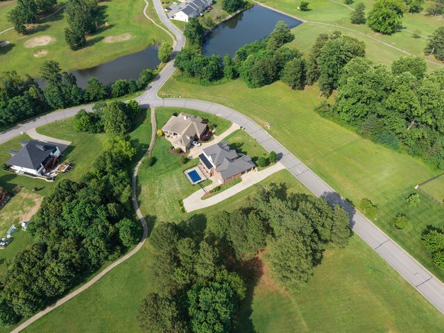 511 Country Club Dr, Dickson, TN 37055