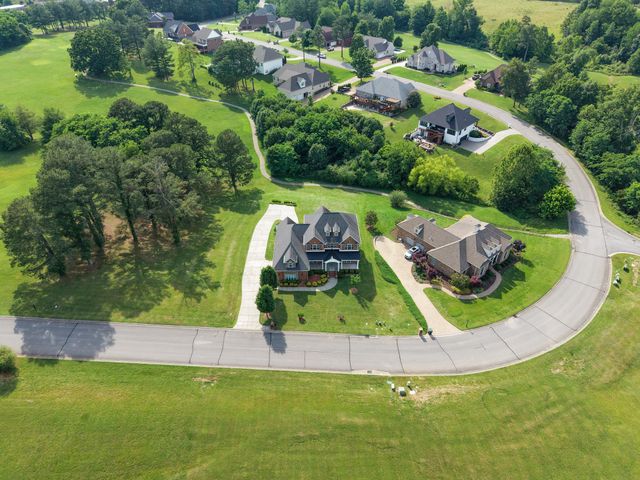 511 Country Club Dr, Dickson, TN 37055