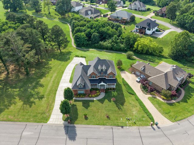 511 Country Club Dr, Dickson, TN 37055