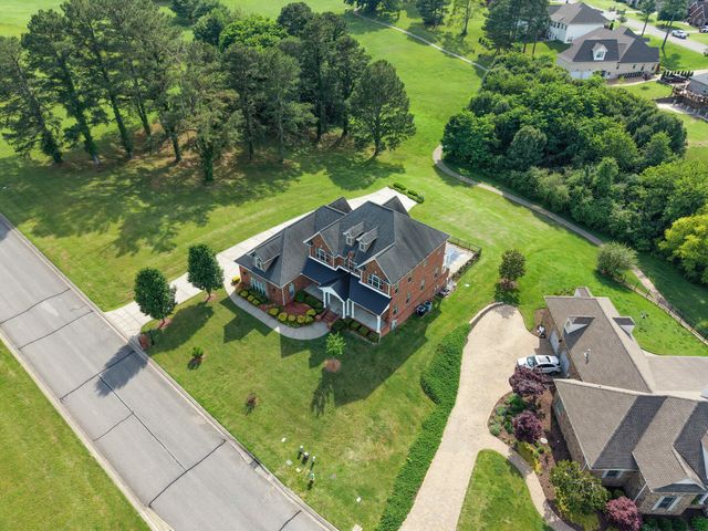 511 Country Club Dr, Dickson, TN 37055