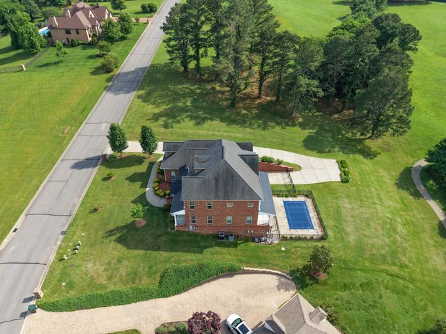 511 Country Club Dr, Dickson, TN 37055