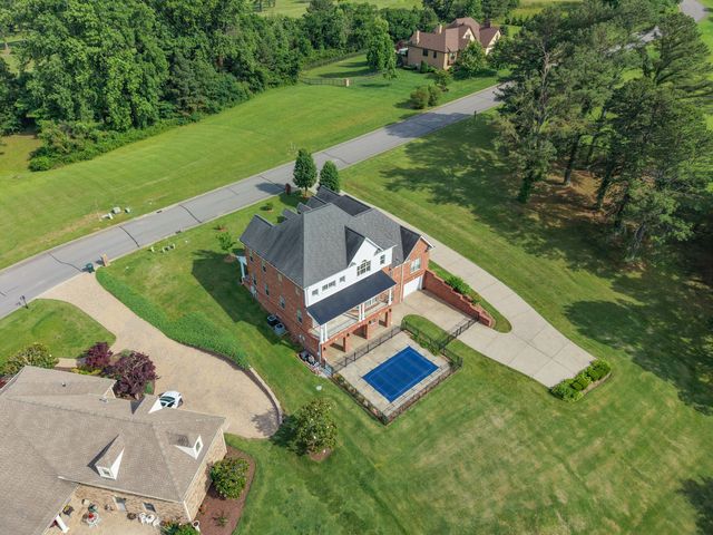 511 Country Club Dr, Dickson, TN 37055