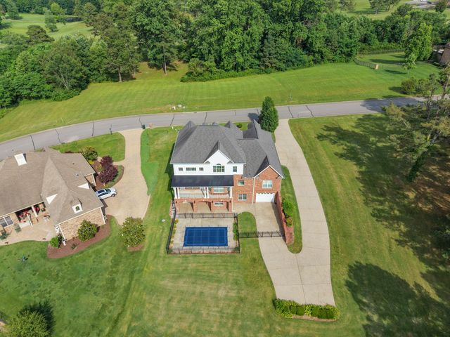 511 Country Club Dr, Dickson, TN 37055