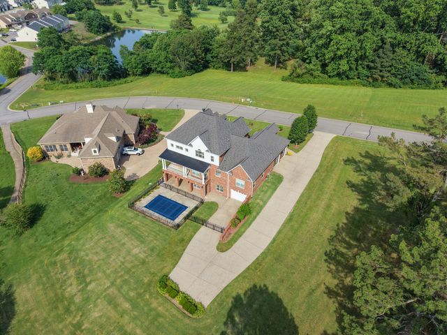 511 Country Club Dr, Dickson, TN 37055