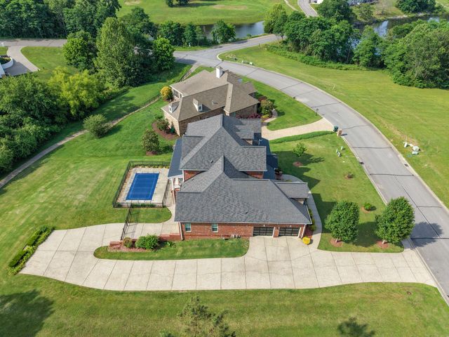 511 Country Club Dr, Dickson, TN 37055
