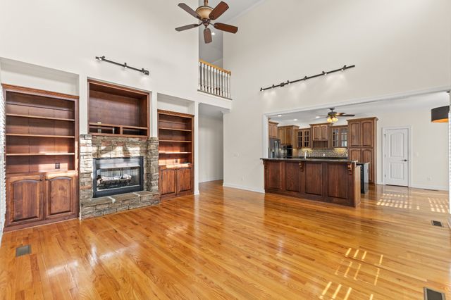 511 Country Club Dr, Dickson, TN 37055