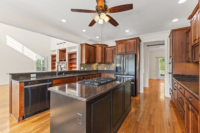 511 Country Club Dr, Dickson, TN 37055