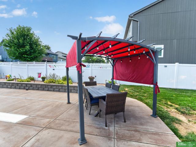 18567 Drexel Street, Omaha, NE 68135