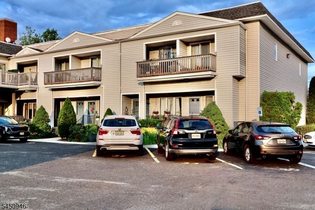 31 Willow Wood Sq 31, East Rutherford Boro, NJ 07073