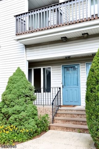 31 Willow Wood Sq 31, East Rutherford Boro, NJ 07073